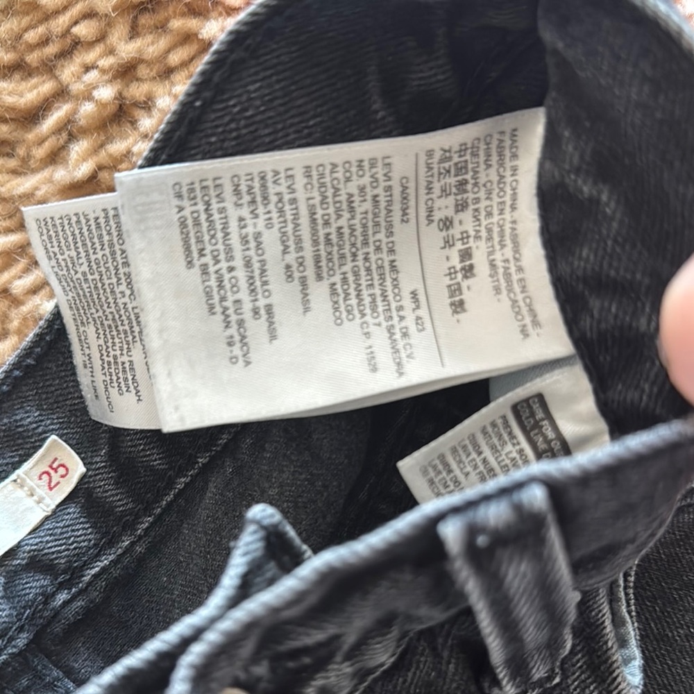 Levi's Black High-Rise Cropped Ankle Jeans - Picture 3 of 9